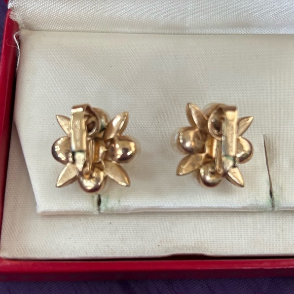 Majorica earrings RARE VINTAGE in gold tone with costume pearl detail. Clip on. - Picture 3 of 7